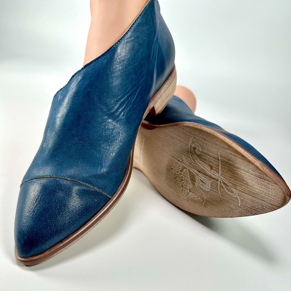 Free People Royale Flat Leather Cut Out Shoe in Indigo - Picture 13 of 16